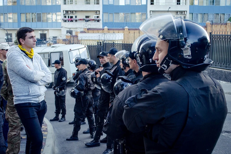 У стен диппредставительства дежурила сотня радикалов Фото: Архип Верещагин/ТАСС