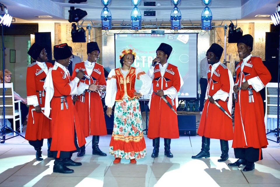 Африканские артисты привыкли выступать в казачьих костюмах ФОТО: marusya-folk.ru