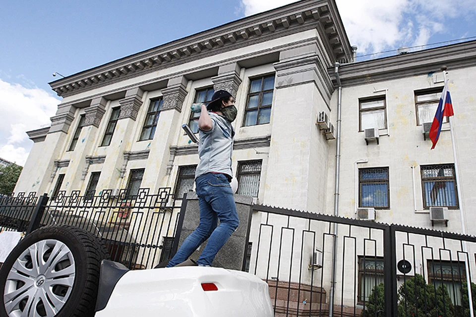 Посольство неоднократно подвергалось нападениям и актам вандализма. Фото ИТАР-ТАСС/ Максим Никитин