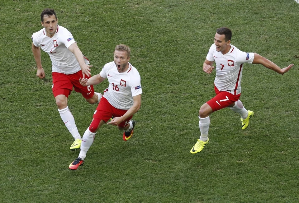 Сборная Польши в последней игре группового турнира одолела Украину 1:0.