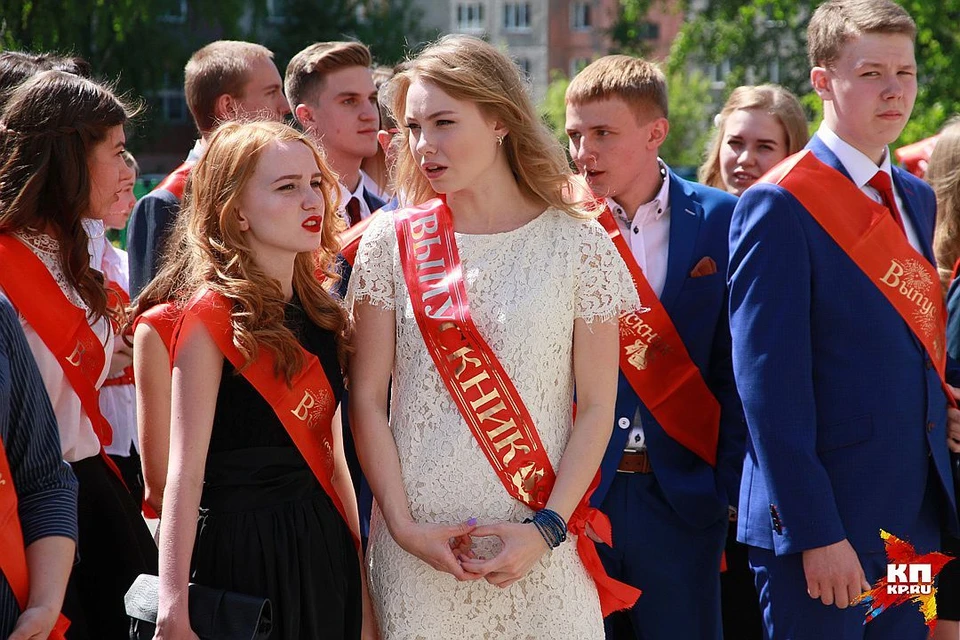 Выпускники школы. Выпускники. Каково быть выпускником. Каково быть выпускником. Каково быть выпускником.