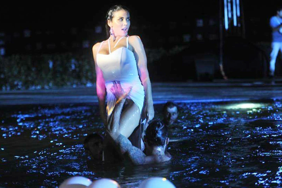 Анна Седокова прямо в одежде нырнула в бассейн вместе со своими танцорами