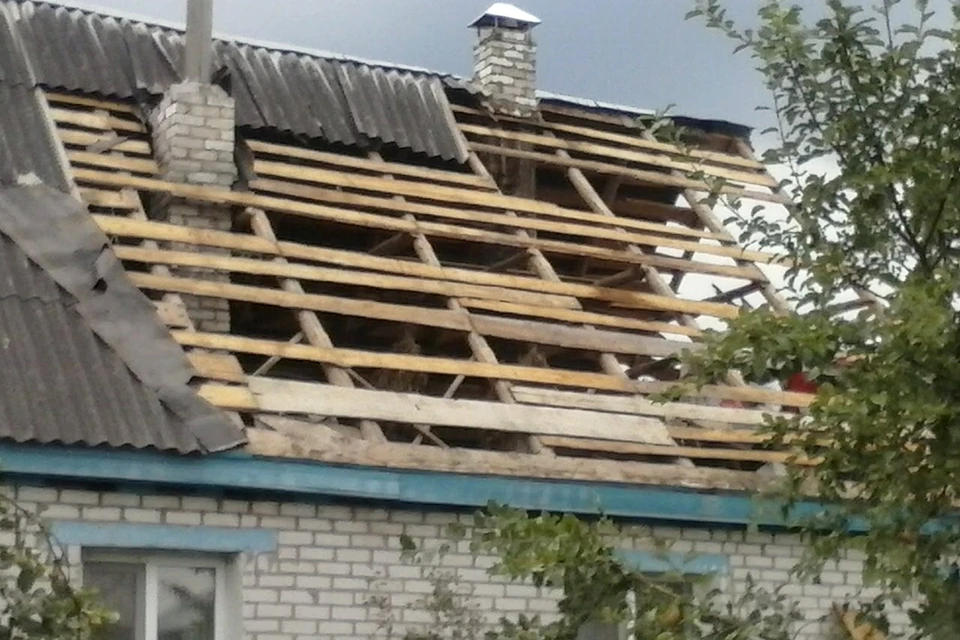 После урагана без крыш остались 20 жилых домов поселка. Фото: Сергей КОРОБКОВ