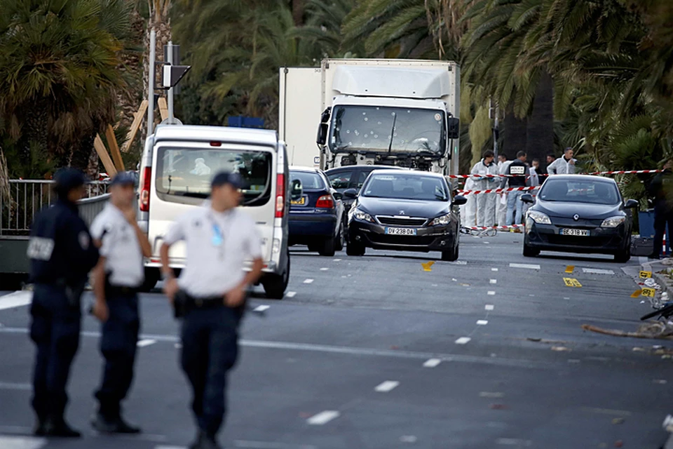 Главный вопрос один: как фургон с террористами попал на Promenade des Anglais?