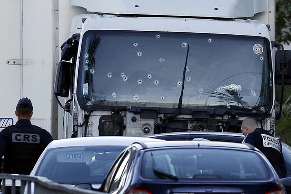 В интернете оказалось множество снимков лобового стекла грузовика. На нем три десятка "паутинок" от пуль полицейских. Но в районе изголовья сидения водителя нет ни одной