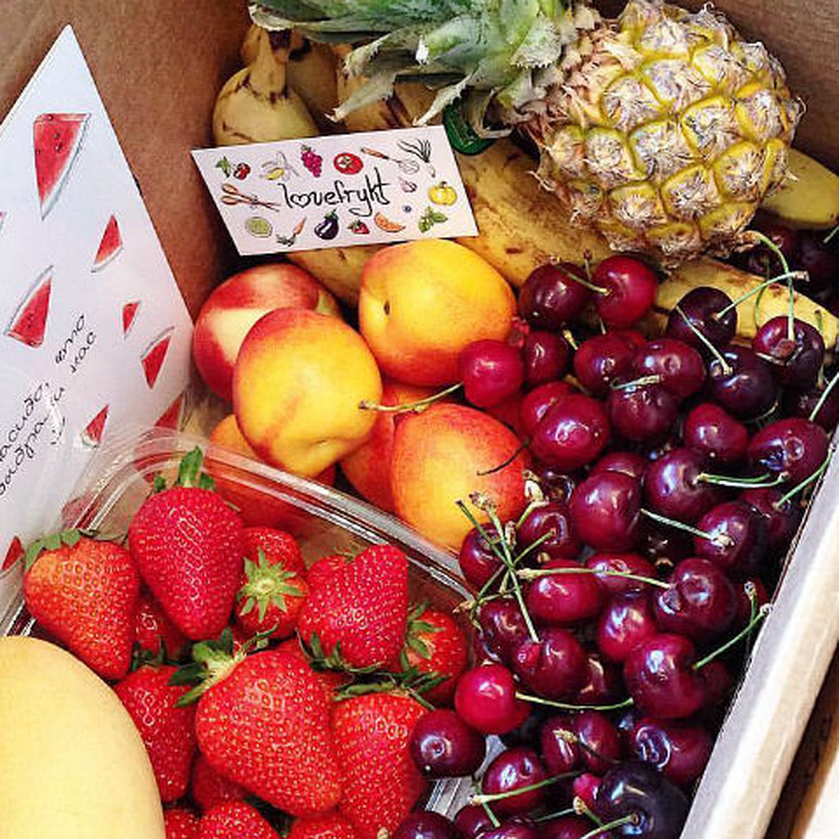 Как оформить фрукты в корзине в подарок своими руками?