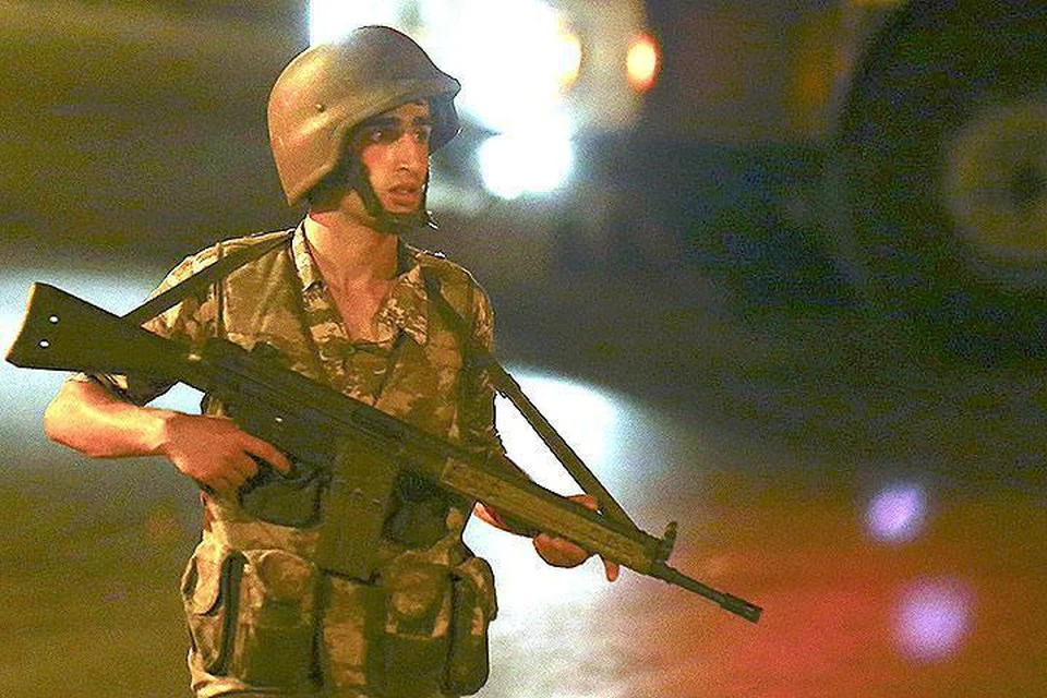 Один из участников военного мятежа на улицах Стамбула.
