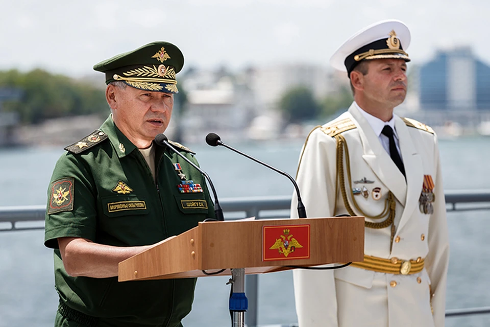 Сегодня гвардейскому ракетному крейсеру «Москва» вручается орден Нахимова! – объявляет поднявшийся на борт министр обороны Сергей Шойгу
