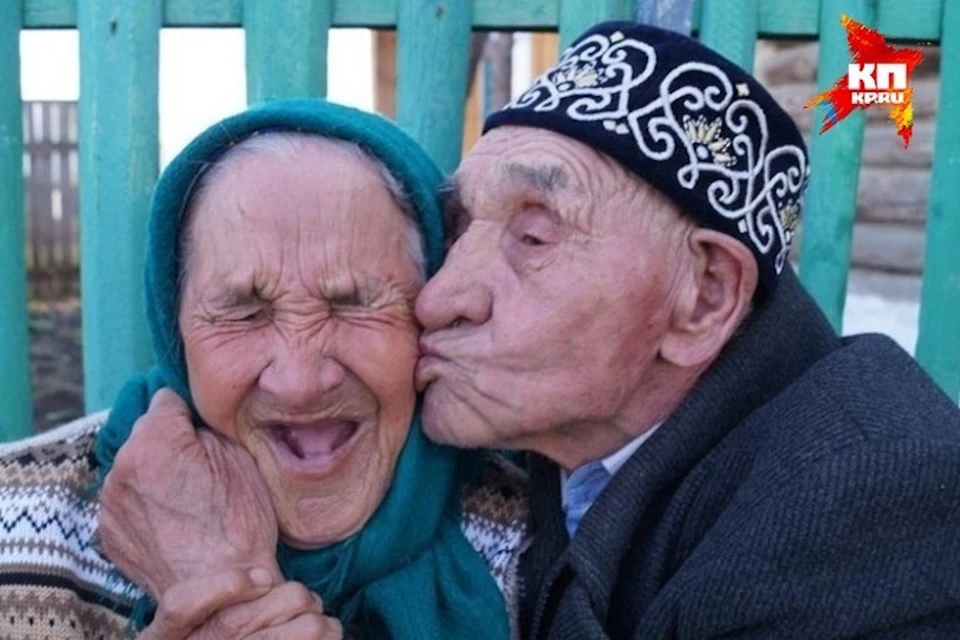 86-летние Нуриян и Ишбика Абдразаковы из Башкирии живут вместе уже 65 лет. ИХ секрет долголетия - любить друг друга и никогда не расставаться. Искренне желаем им отметить вместе 65-летний юбилей! Фото: "КП-Уфа".