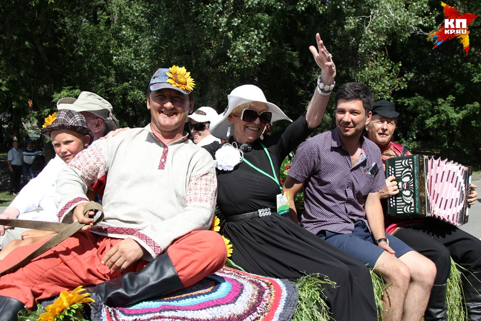 Гости Шукшинского фестиваля ели блины и пели частушки