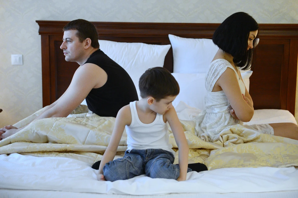 Суды обычно так распределяют обязанности родителей при разводе: маме – дети, папе – алименты.