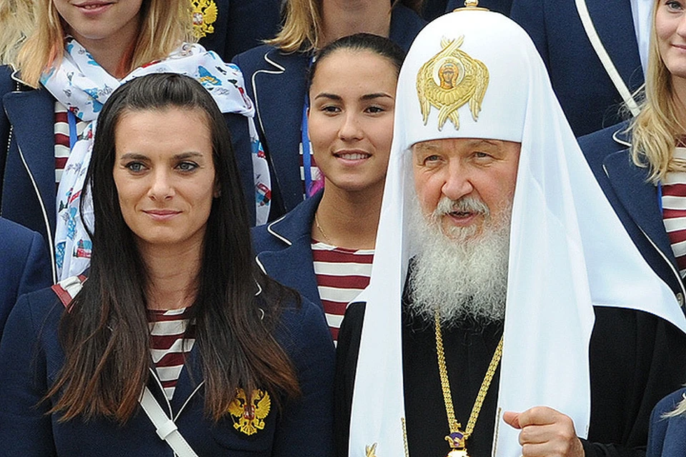Патриарх Кирилл и Елена Исинбаева во время фотосъемки олимпийцев и Главы РПЦ в Кремле.