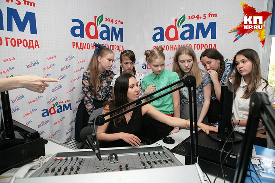 Во время экскурсии в МГ«Центр» дети бывают в студии радио «Адам».