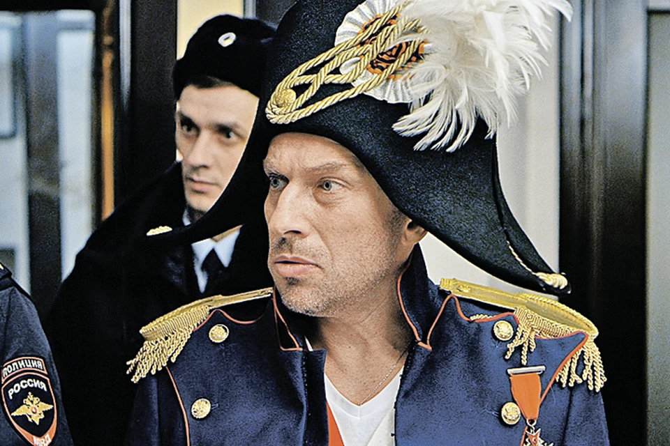На съемках Дмитрий одинаково уверенно чувствует себя и в костюме Наполеона... Фото: Телеканал СТС