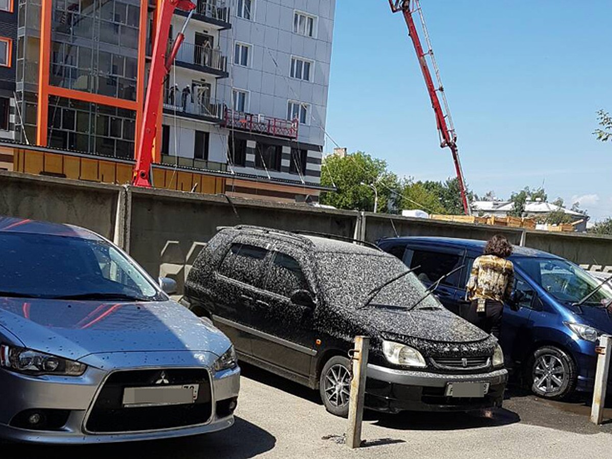 На иркутской парковке восемь автомобилей попали под дождь из бетона и щебня  - KP.RU