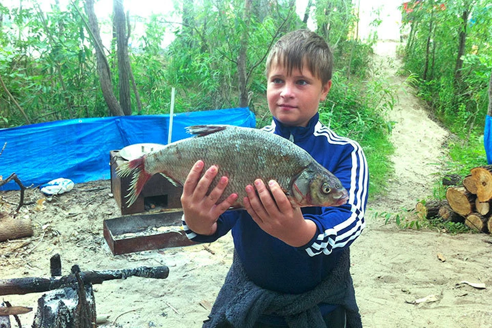Егор Миронов часто рыбачит на Волге вместе с отцом.