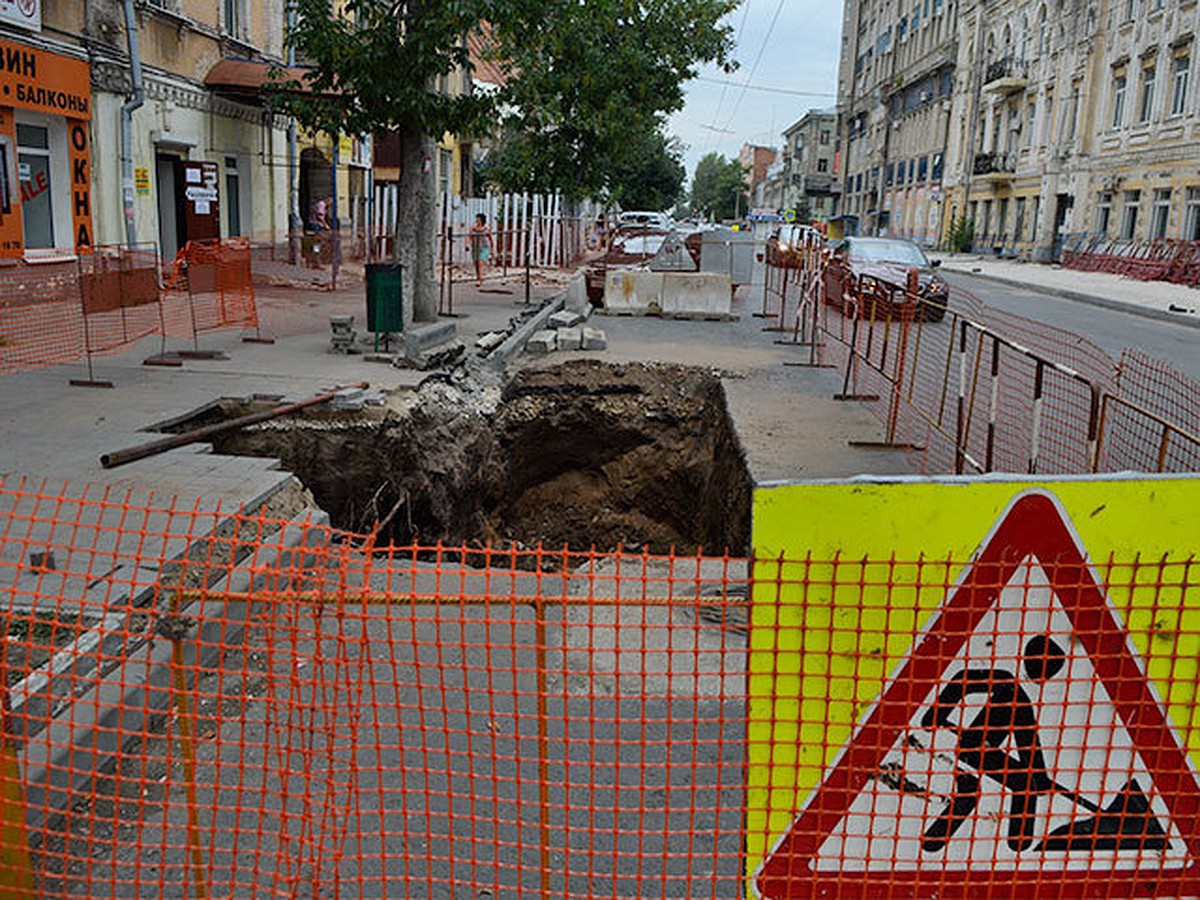 В центре Самары на тротуаре девушка провалилась в яму с кипятком - KP.RU