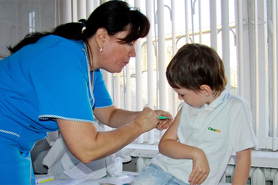 Тема вакцинации детей вызывает споры не первый год.
