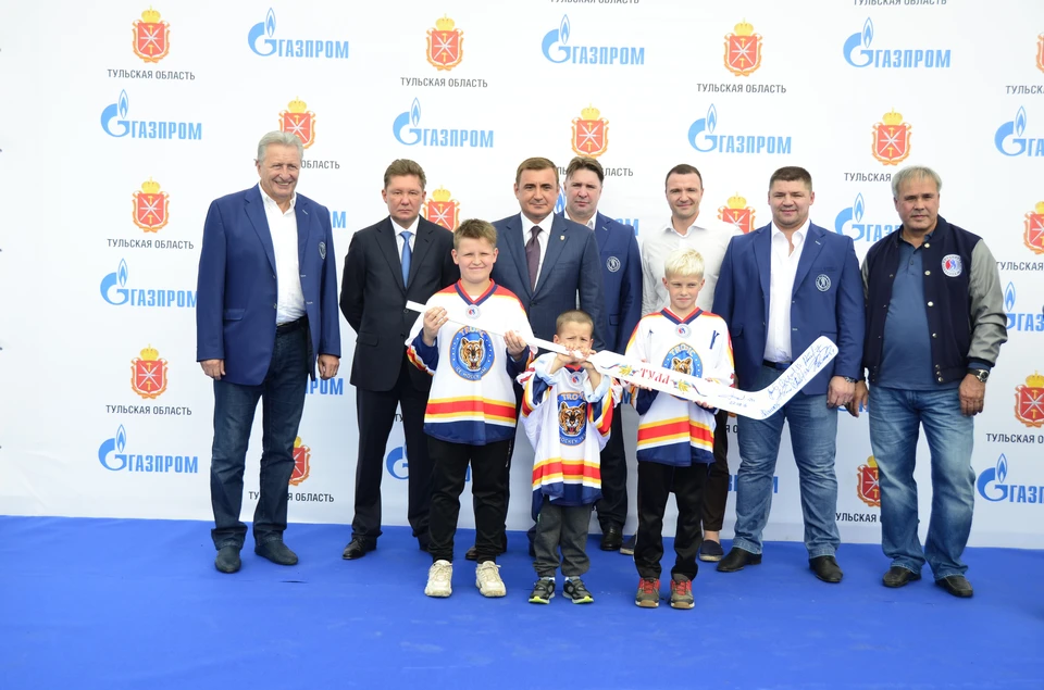 Алексей Миллер, Алексей Дюмин и звезды отечественного хоккея подписали хоккейную клюшку вратаря, а затем передали ее юным хоккеистам с наилучшими пожеланиями.