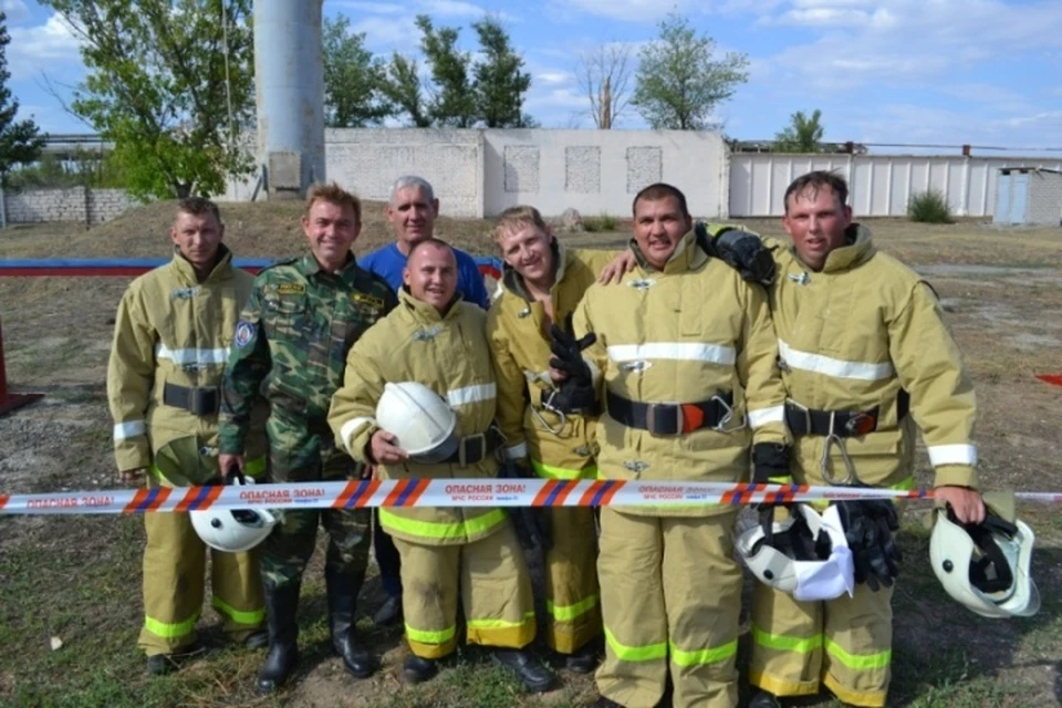 Вячеслав Кодяев (второй слева) с коллегами. Фото ГУ МЧС по региону.