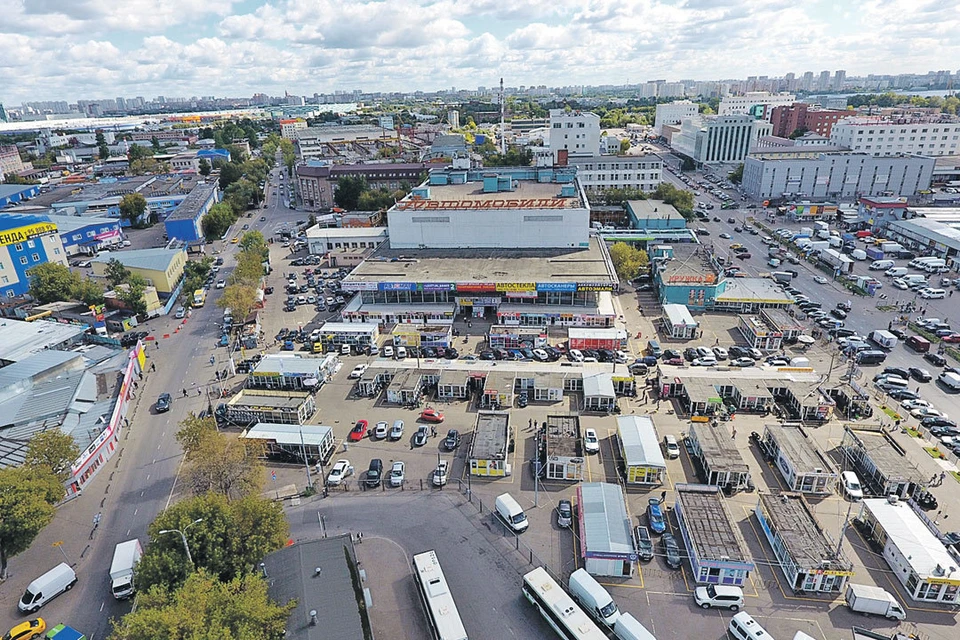 С 70-х годов здесь мало что изменилось. Только приезжают машины новых отечественных марок.