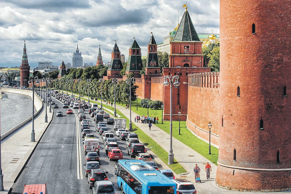 Дорогу со свеженьким асфальтом открыли для движения автомобилистов, а на расширенном тротуаре уже ходят группы экскурсантов.