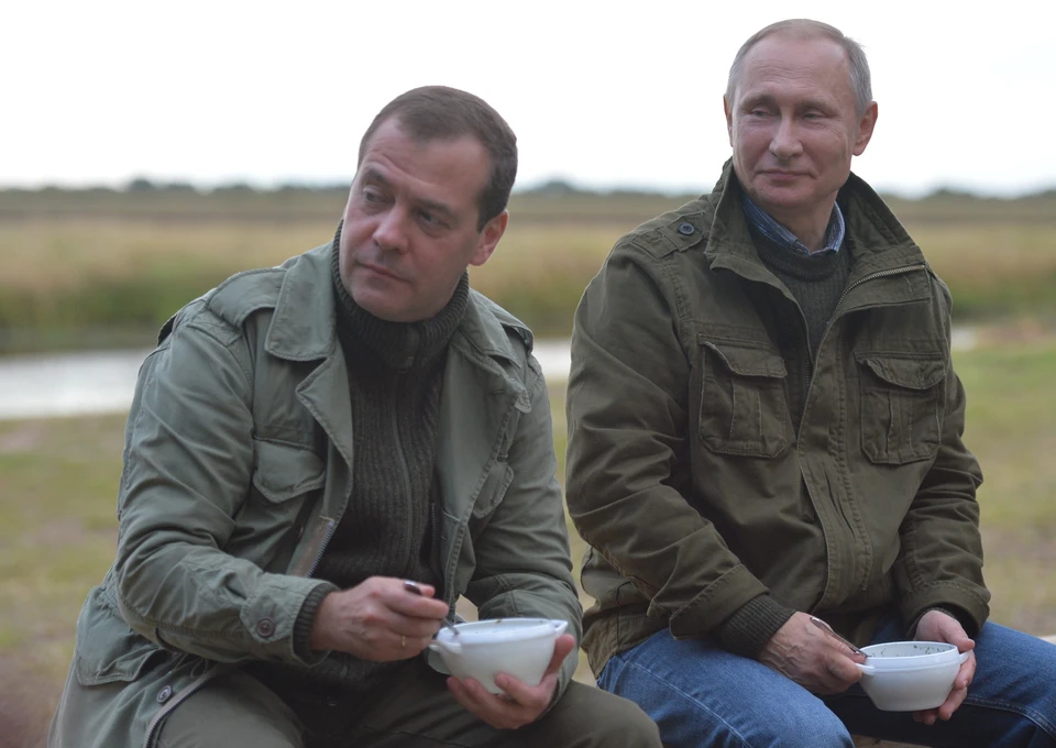 Путин и Медведев во время отдыха на берегу озера Ильмень. Фото: Алексей Дружинин/пресс-служба президента РФ/ТАСС