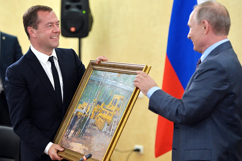 Президент вручил отпраздновавшему накануне 51-летие Медведеву картину. Фото: Алексей Дружинин/ТАСС