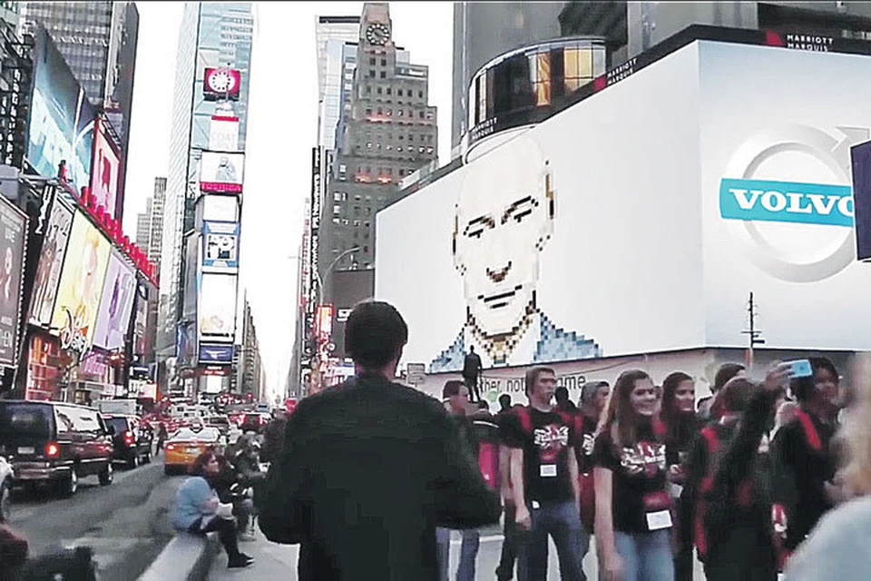 Компьютерные взломщики - парни со своеобразным чувством юмора. В мае этого года, например, на Таймс-сквер в центре Нью-Йорка в рекламный ролик «вклеили» портрет Владимира Путина. Но вешать на них просчеты в избирательной кампании как-то нелепо. Фото: youtube.com