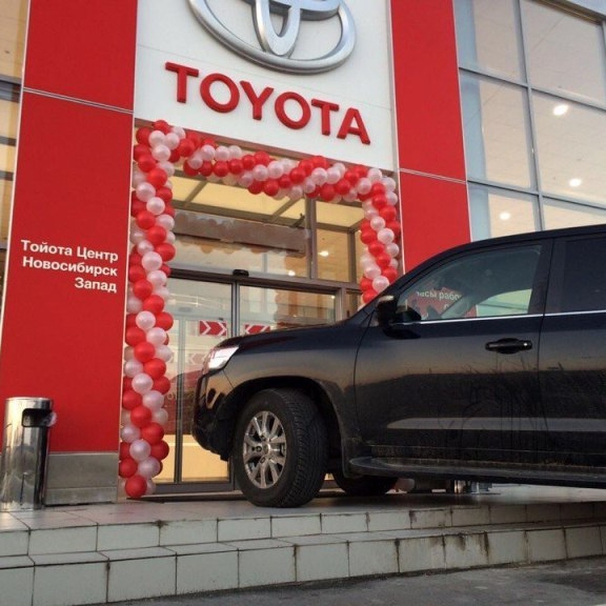 Недовольный сервисом водитель припарковал свой автомобиль Toyota Land  Cruiser на крыльце автосалона: Действительно ли дилеры работают плохо, где  вы обслуживаете свой автомобиль? - KP.RU