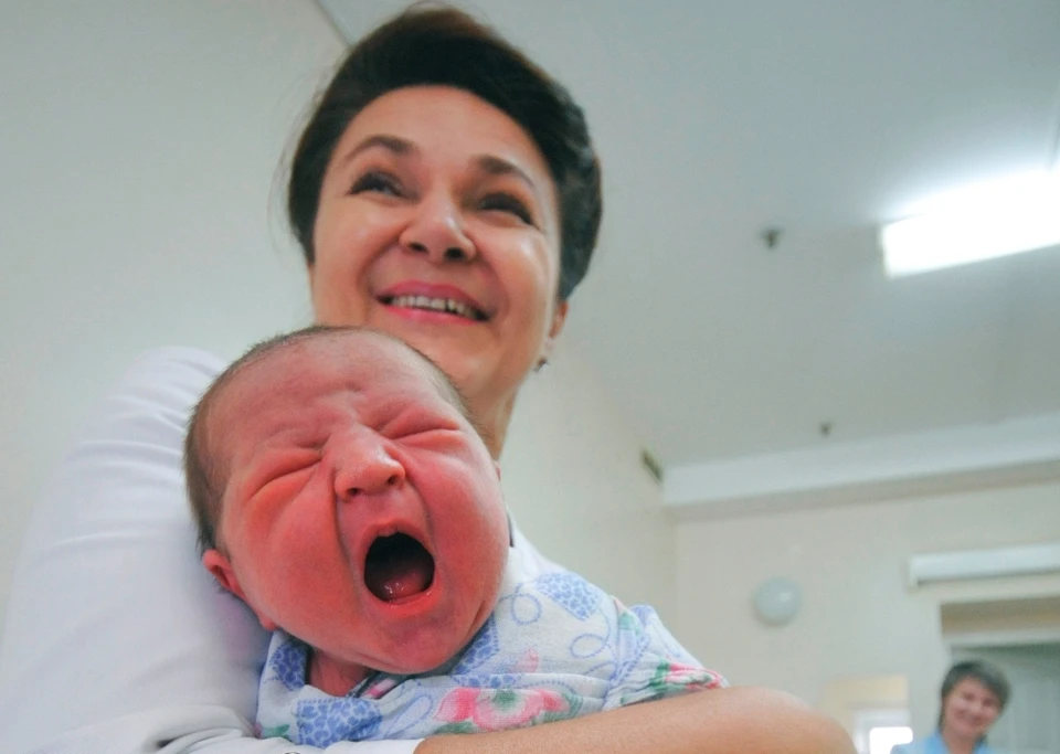 Двойняшки только родились. Рождаемость дети роддом. Тройняшки младенцы. 112 для детей. Регистрация новорожденного.