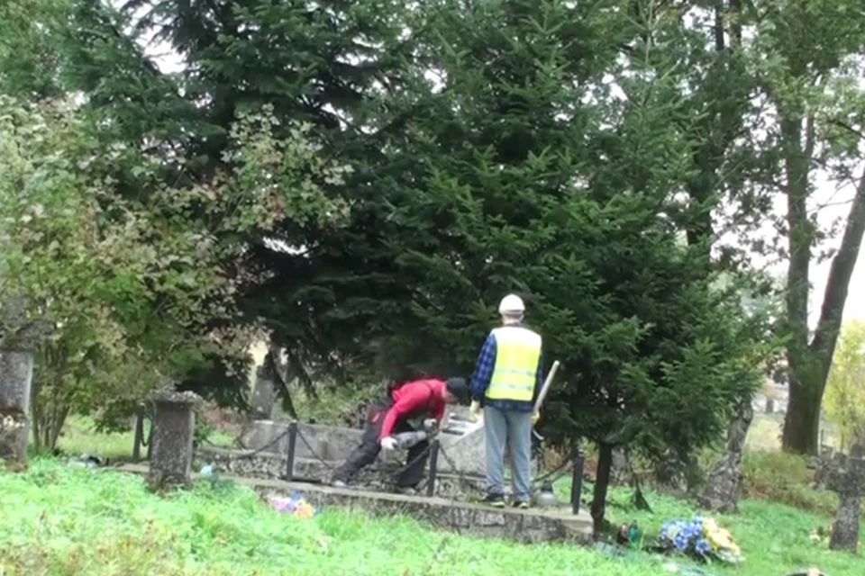 Польские вандалы на кладбище в селе Верхрата разрушили памятник боевикам УПА