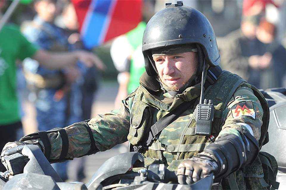 Ополченец с позывным Моторола (Арсений Павлов) на площади Ленина в Донецке осенью 2014 г.