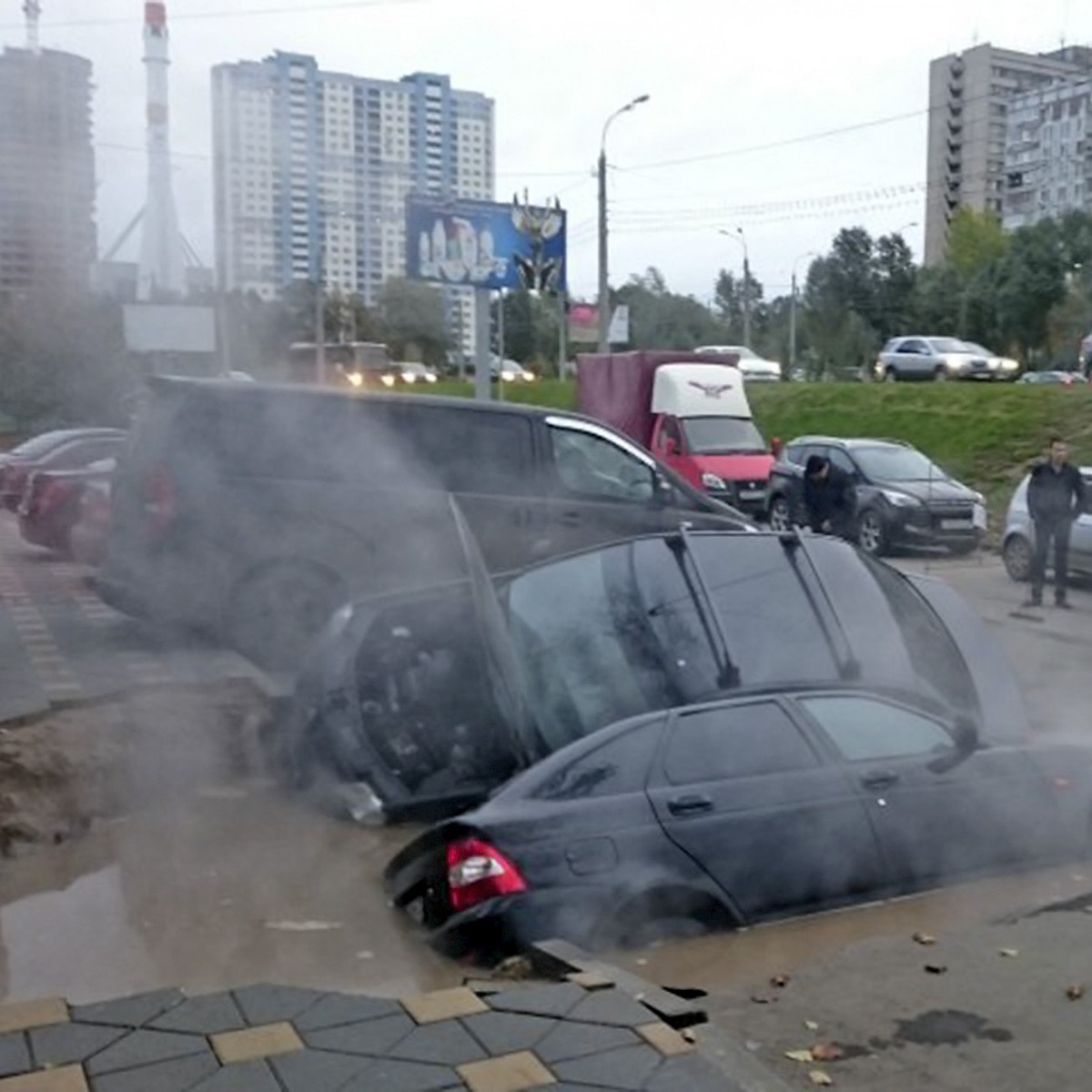 Владелец машины, упавшей в кипяток на проспекте Ленина: «Черт дернул меня  ее здесь на ночь оставить» - KP.RU