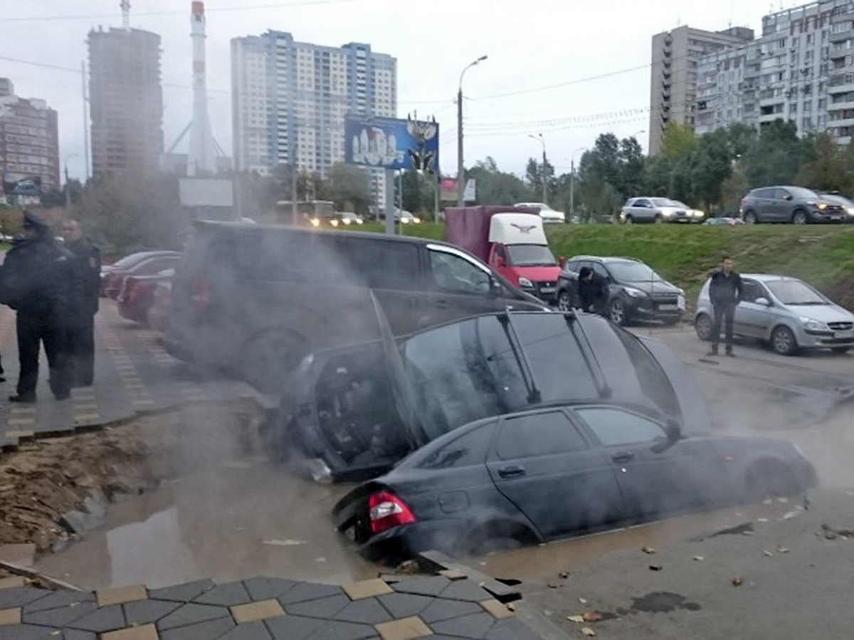 Владелец машины, упавшей в кипяток на проспекте Ленина: «Черт дернул меня  ее здесь на ночь оставить» - KP.RU