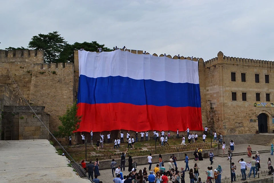 В 2014 году на Дербентской крепости в Дагестане развернули флаг России рекордных размеров. Вот так в республике относятся к «агрессорам». Фото: www.yapomoshnik.ru
