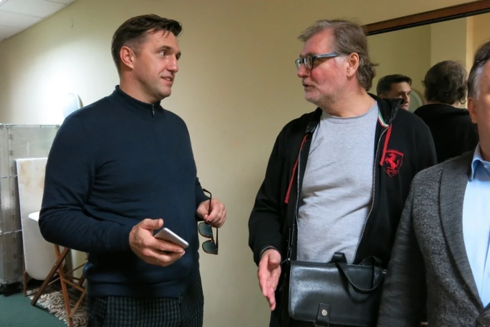 Владимир Вдовиченков (слева) удивлялся, что в Калининграде не снесли Дом советов, а Владимир Симонов рассказал о волнении перед спектаклем.
