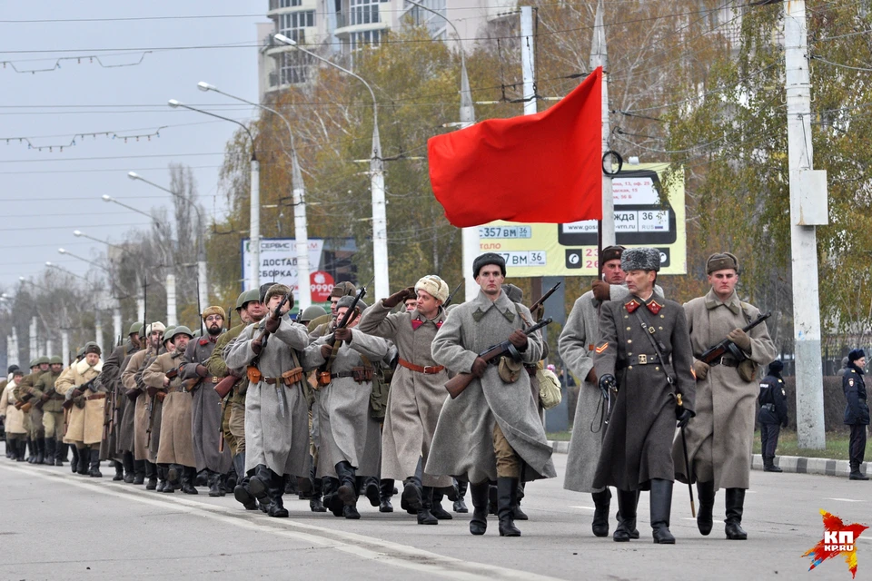 Какой парад 7 ноября. Реконструкция парада 7 ноября 1941 года. Парад 7 ноября 1941 в Воронеже. Парад 7 ноября в Воронеже. Парад 7 ноября в Ставрополь.