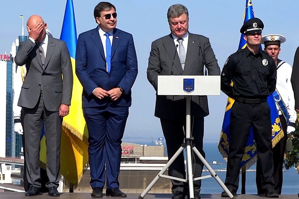 Саакашвили неоднократно появлялся на публике то в жеваных брюках, надетых словно задом наперед, то в пиджаках не по размеру