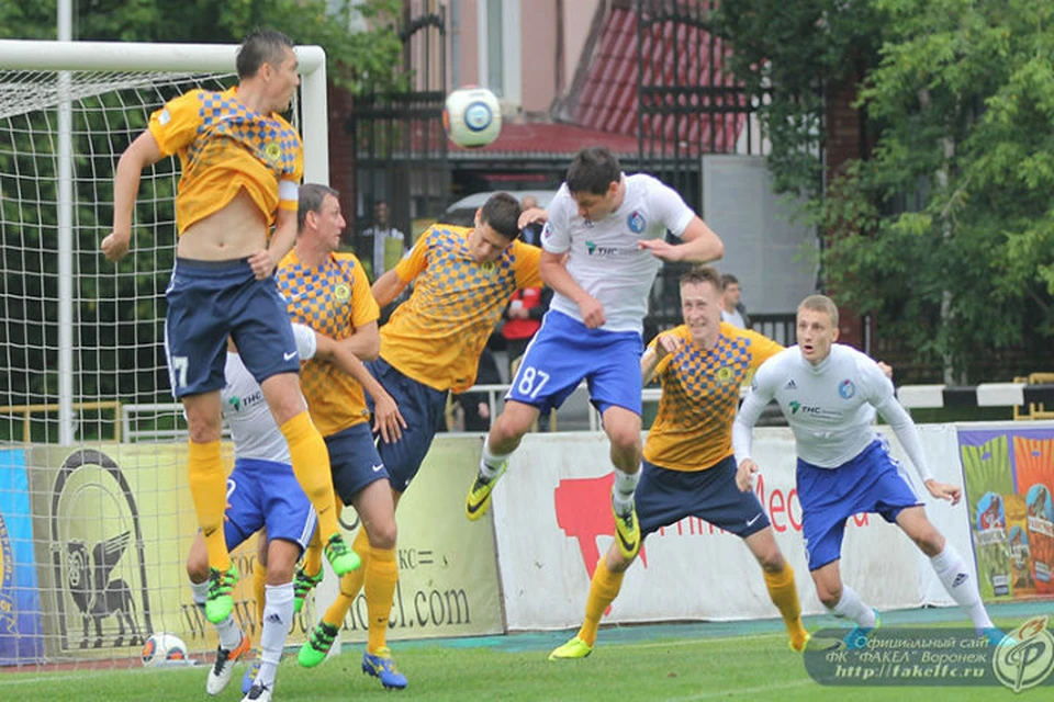 В первом матче во Владивостоке "Факел" победил - 2:0.