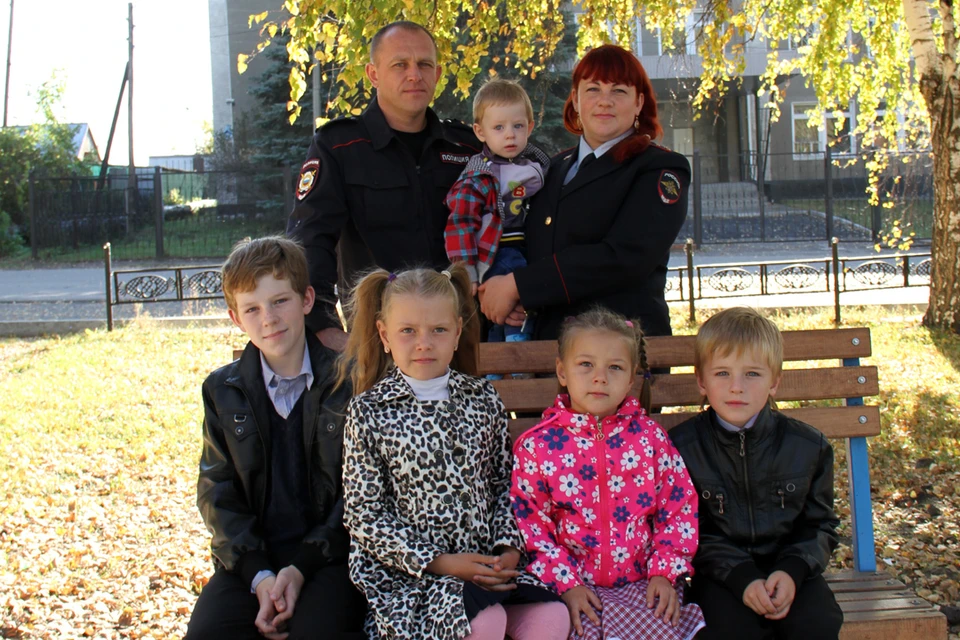 Семья алтайских полицейских воспитывает пятерых детей