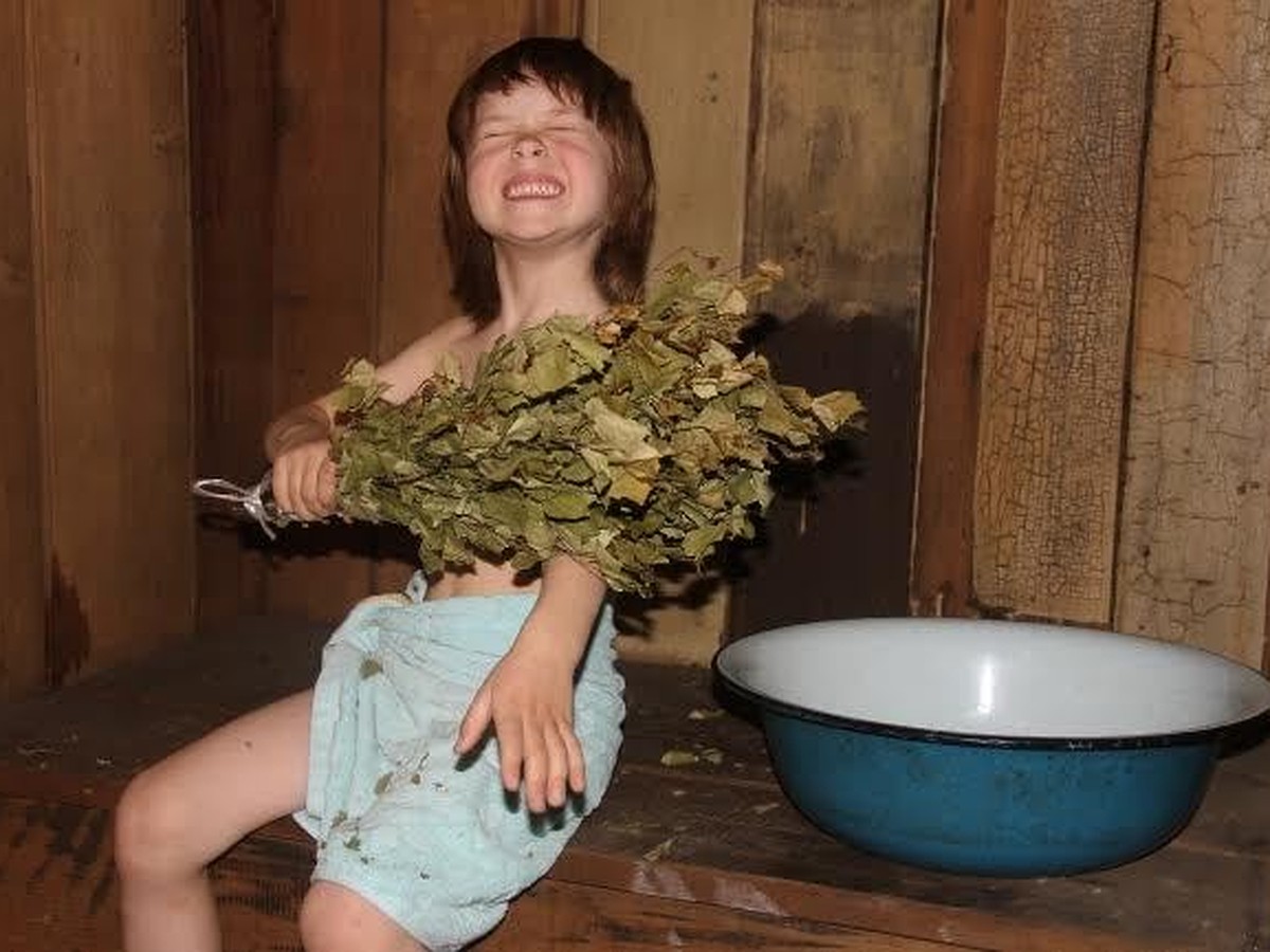 Русские женщины деревенской бане. Деревенская баня. Деревенские девушки в бане. Моются в бане. Девочки в деревенской бане.