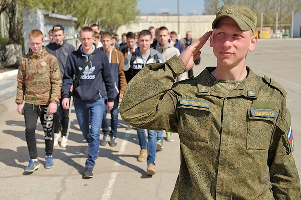 По данным военного комиссариата в апреле-июле 2016 года из губернии призвано и отправлено в войска 3172 человека.