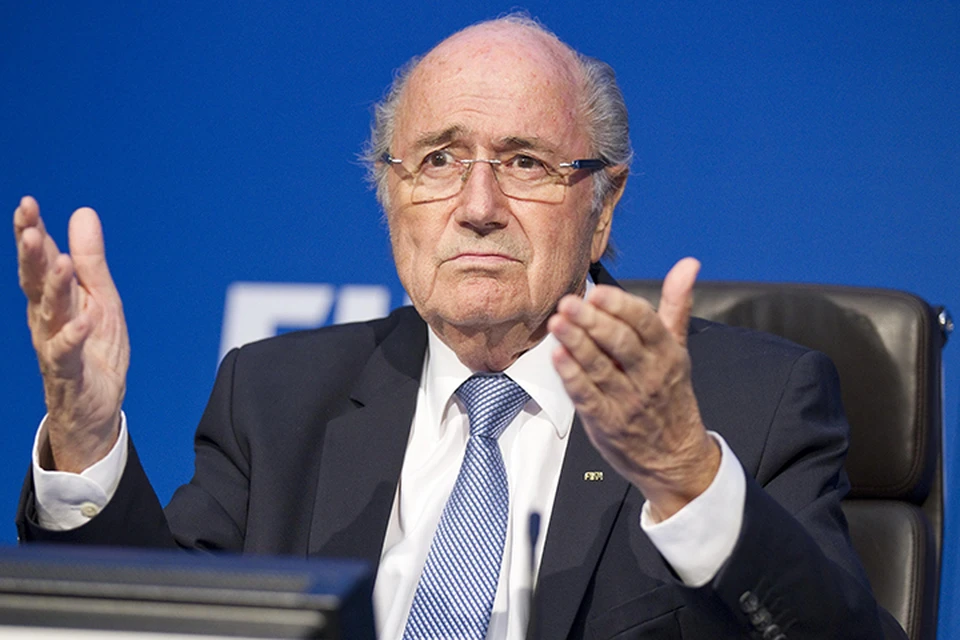 Из-за скандала президент ФИФА Йозеф Блаттер ушел в отставку