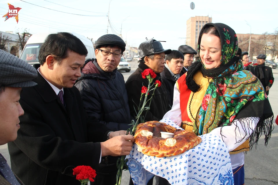 Делегацию из Вьетнама встретили на площади Ленина хлебом и солью.