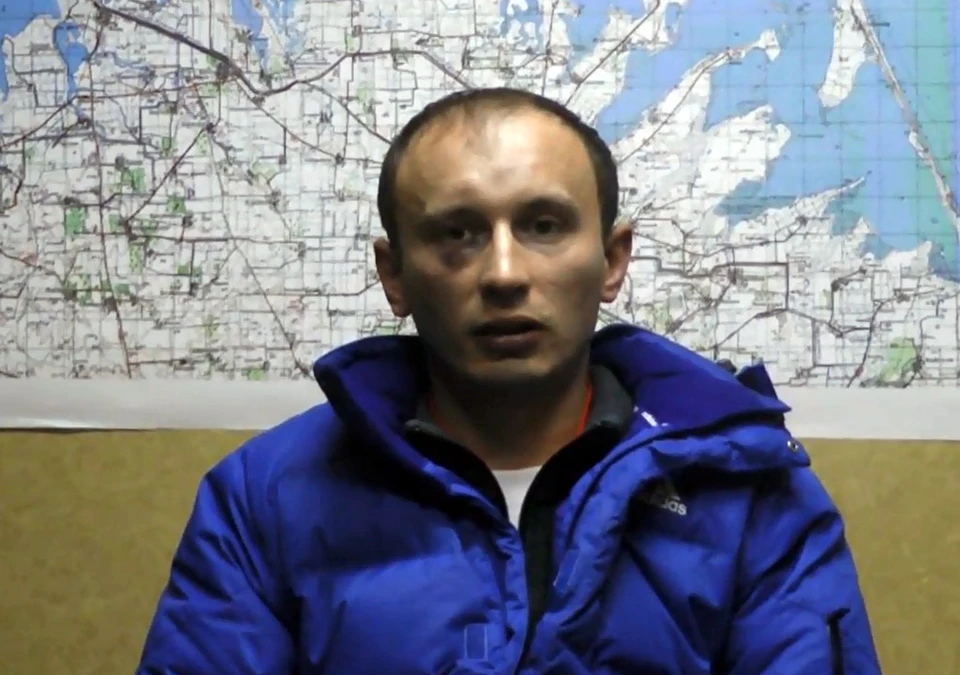 На видео Александр Баранов признается, что совершил госизмену. Кадр с оперативного видео.