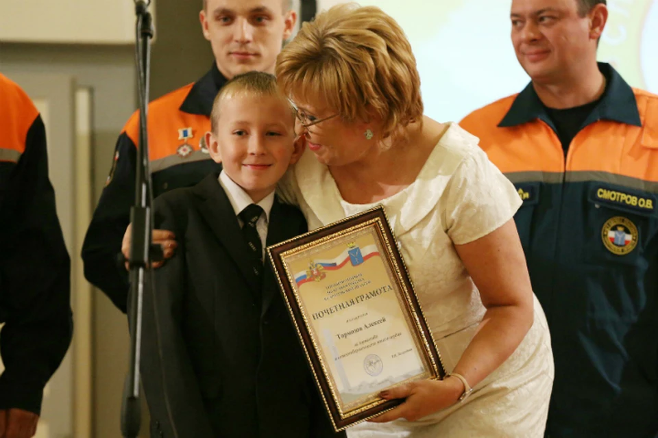 Саратовский школьник получил грамоту и медаль за спасение друга.
