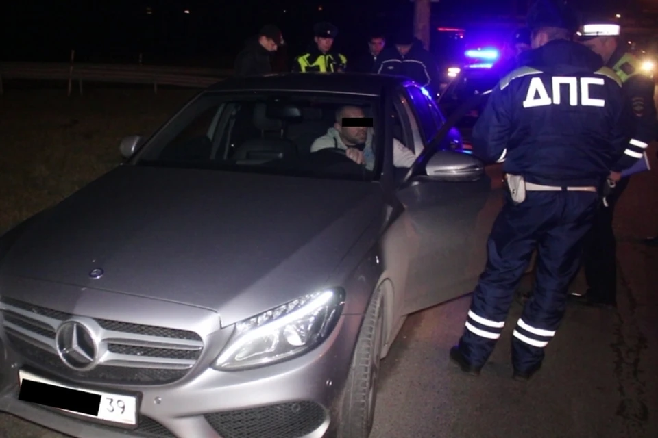 "Мерседес" полиция остановила на въезде в Калининград.