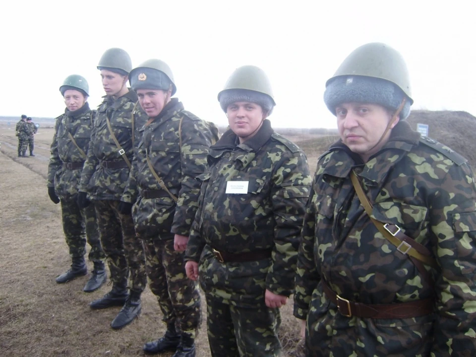 Украинский военнослужащий Сергей Павленко - второй справа