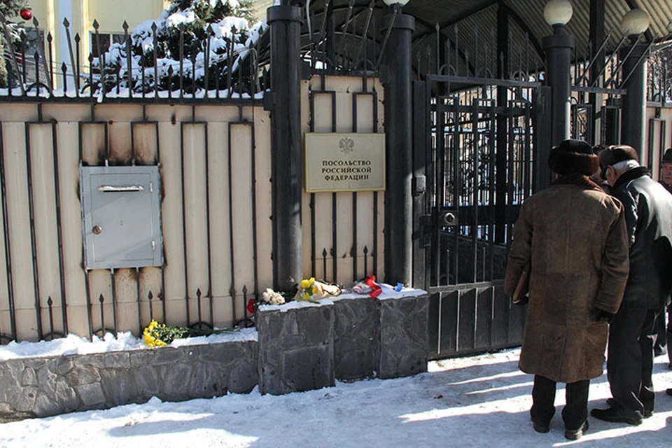В Бишкеке к зданию посольства России начали приносить цветы.